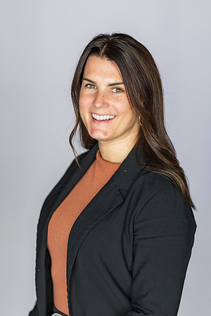 Alyson-Herman-Headshot-Photography- by-Genava-Leigh-2